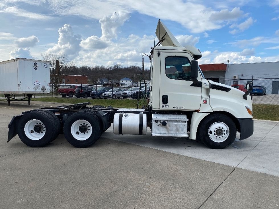 Day Cab Tractor-Heavy Duty Tractors-Freightliner-2019-T12664ST-Parkersburg-WV-585,124\n\t\tmiles-$ 36,500 - Image 8