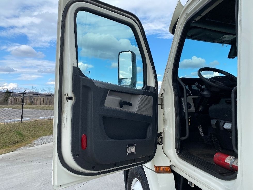 Day Cab Tractor-Heavy Duty Tractors-Freightliner-2019-T12664ST-Parkersburg-WV-585,124\n\t\tmiles-$ 36,500 - Image 9