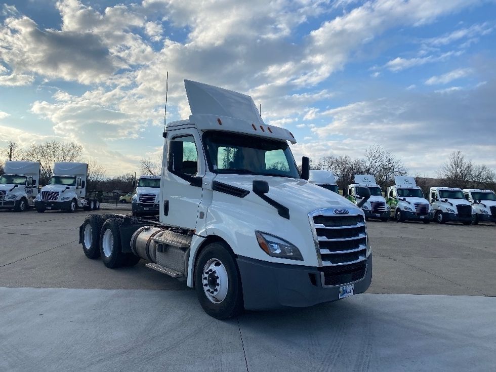 Day Cab Tractor-Heavy Duty Tractors-Freightliner-2019-T12664ST-Parkersburg-WV-605,167\n\t\tmiles-$ 34,750 - Image 1