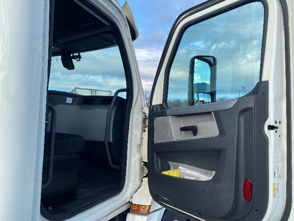 Day Cab Tractor-Heavy Duty Tractors-Freightliner-2019-T12664ST-Parkersburg-WV-605,167\n\t\tmiles-$ 34,750 - Image 12