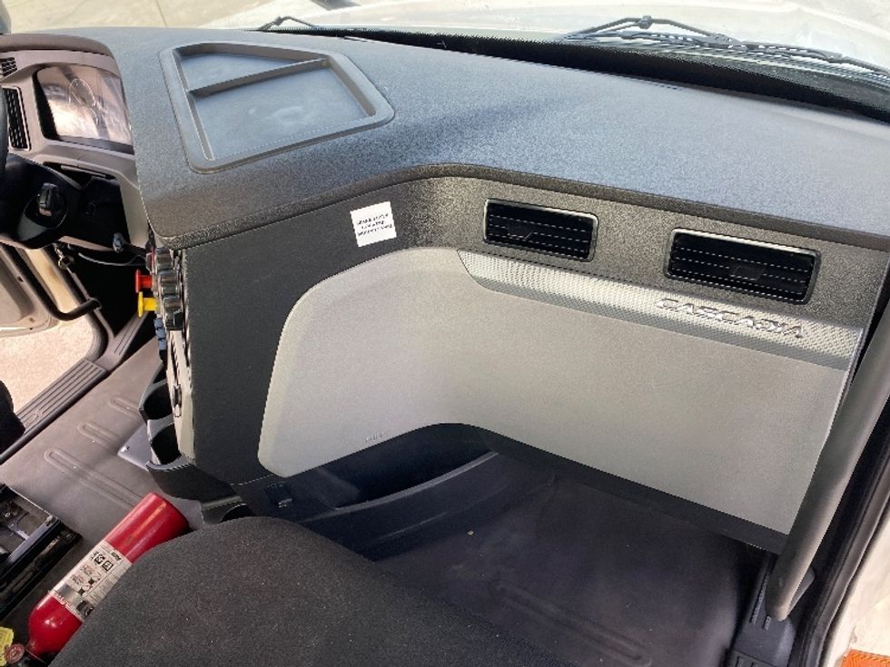 Day Cab Tractor-Heavy Duty Tractors-Freightliner-2019-T12664ST-Parkersburg-WV-605,167\n\t\tmiles-$ 34,750 - Image 13