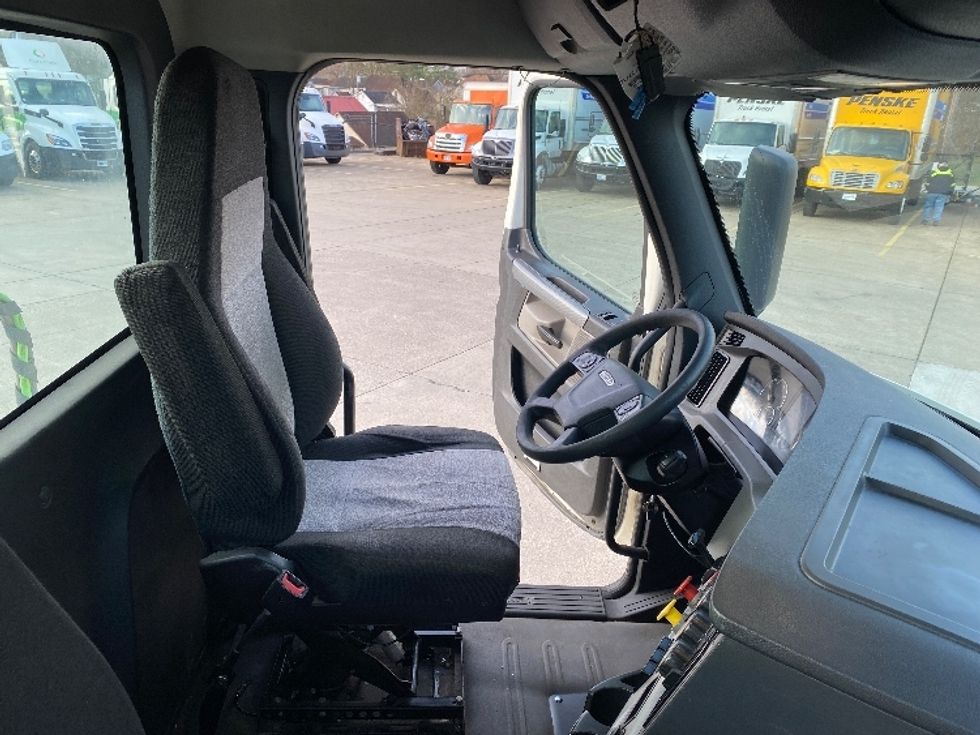 Day Cab Tractor-Heavy Duty Tractors-Freightliner-2019-T12664ST-Parkersburg-WV-605,167\n\t\tmiles-$ 34,750 - Image 14