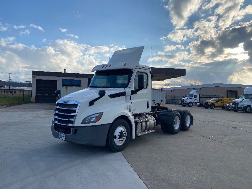 Day Cab Tractor-Heavy Duty Tractors-Freightliner-2019-T12664ST-Parkersburg-WV-605,167\n\t\tmiles-$ 34,750 - Image 3