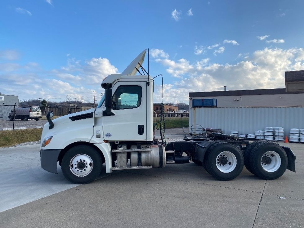 Day Cab Tractor-Heavy Duty Tractors-Freightliner-2019-T12664ST-Parkersburg-WV-605,167\n\t\tmiles-$ 34,750 - Image 4
