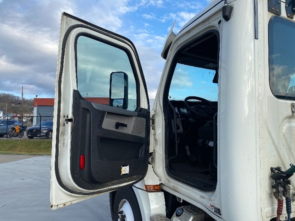 Day Cab Tractor-Heavy Duty Tractors-Freightliner-2019-T12664ST-Parkersburg-WV-605,167\n\t\tmiles-$ 34,750 - Image 9