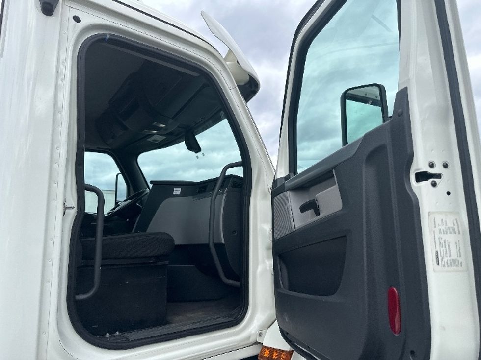 Day Cab Tractor-Heavy Duty Tractors-Freightliner-2019-T12664ST-Parsippany-NJ-225,185\n\t\tmiles-$ 53,000 - Image 12