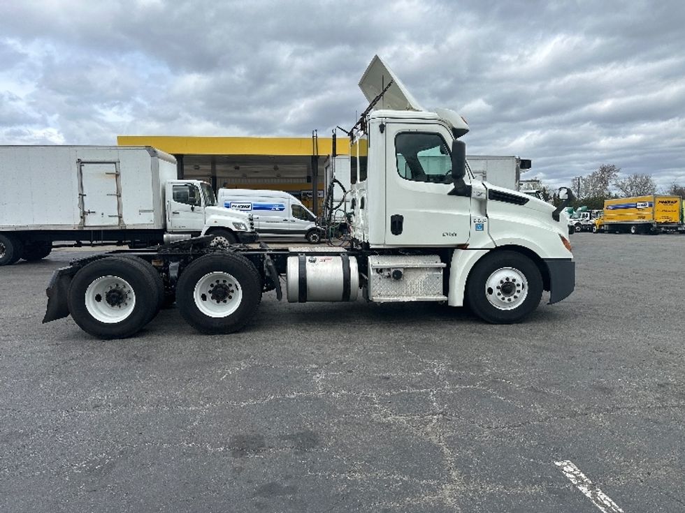 Day Cab Tractor-Heavy Duty Tractors-Freightliner-2019-T12664ST-Parsippany-NJ-225,185\n\t\tmiles-$ 53,000 - Image 8