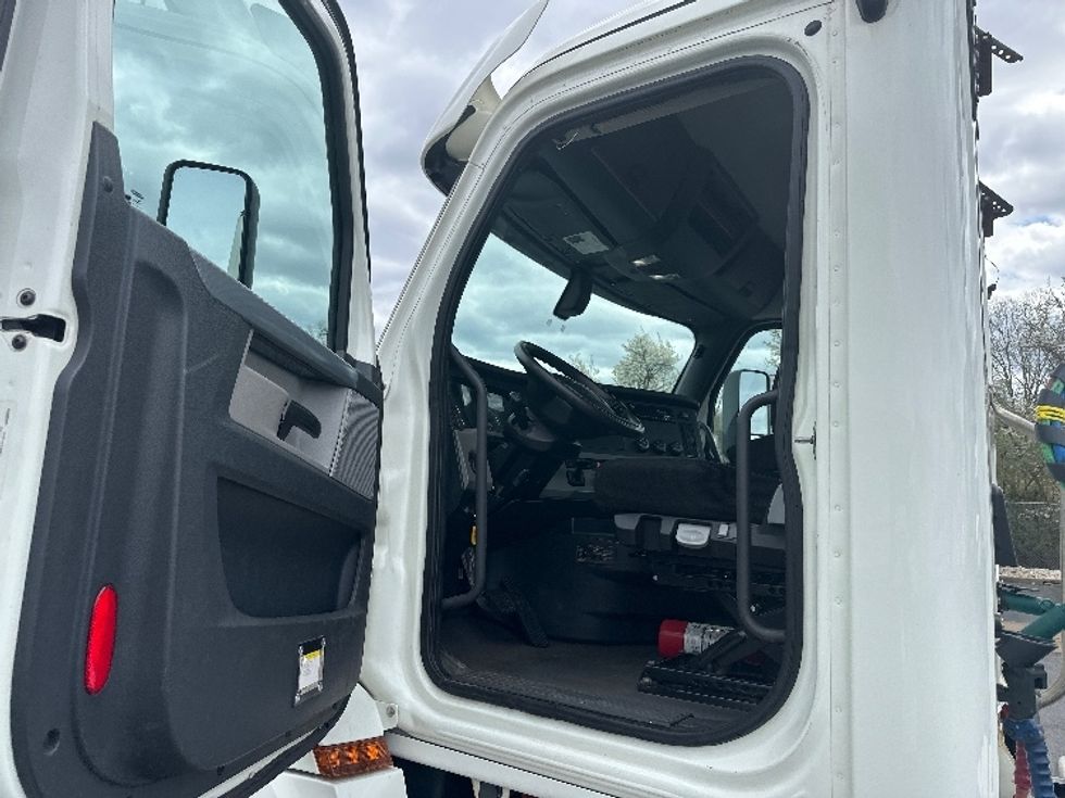 Day Cab Tractor-Heavy Duty Tractors-Freightliner-2019-T12664ST-Parsippany-NJ-225,185\n\t\tmiles-$ 53,000 - Image 9