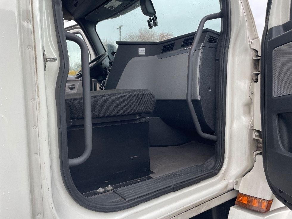 Day Cab Tractor-Heavy Duty Tractors-Freightliner-2019-T12664ST-Parsippany-NJ-345,425\n\t\tmiles-$ 53,750 - Image 10