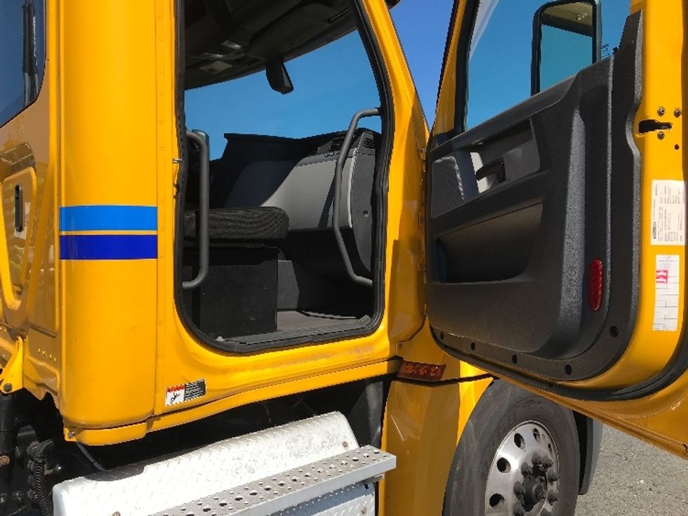 Day Cab Tractor-Heavy Duty Tractors-Freightliner-2019-T12664ST-Parsippany-NJ-399,474\n\t\tmiles-$ 51,000 - Image 12