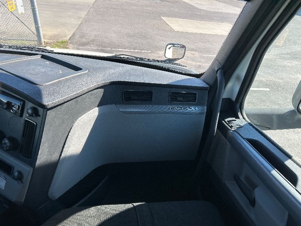 Day Cab Tractor-Heavy Duty Tractors-Freightliner-2019-T12664ST-Pell City-AL-456,328\n\t\tmiles-$ 41,500 - Image 13