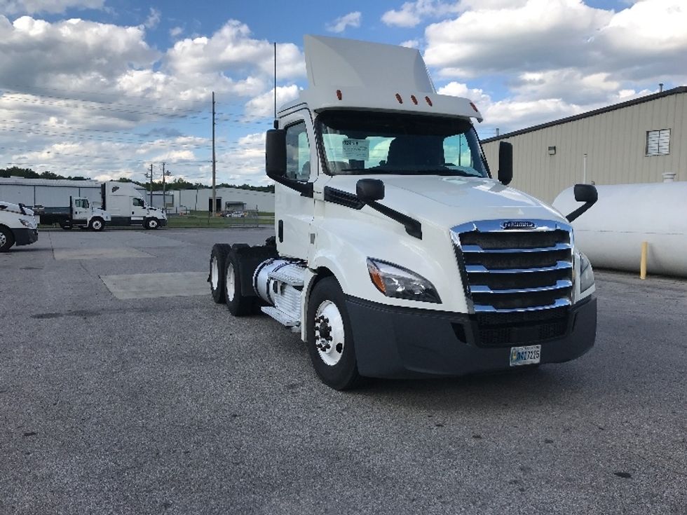 Day Cab Tractor-Heavy Duty Tractors-Freightliner-2019-T12664ST-Pell City-AL-608,726\n\t\tmiles-$ 32,500 - Image 1