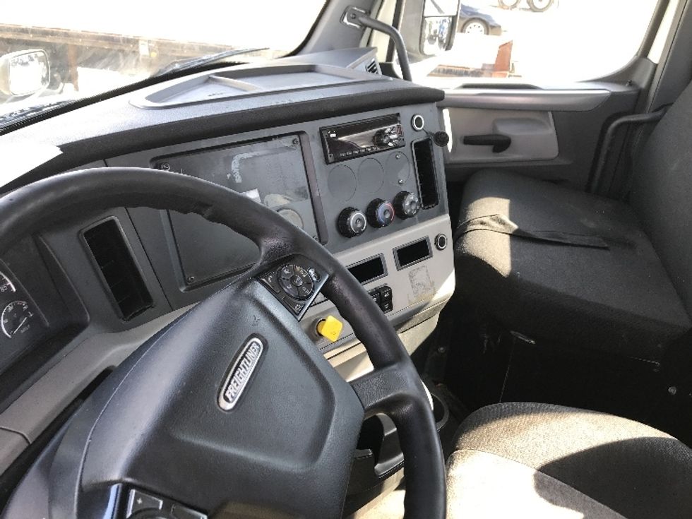 Day Cab Tractor-Heavy Duty Tractors-Freightliner-2019-T12664ST-Pell City-AL-608,726\n\t\tmiles-$ 32,500 - Image 10