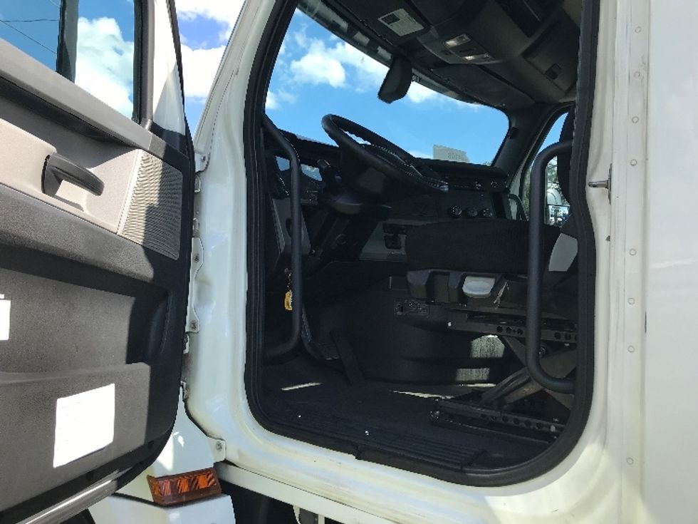 Day Cab Tractor-Heavy Duty Tractors-Freightliner-2019-T12664ST-Pell City-AL-608,726\n\t\tmiles-$ 32,500 - Image 9