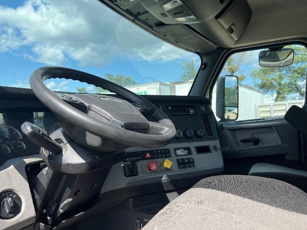 Day Cab Tractor-Heavy Duty Tractors-Freightliner-2019-T12664ST-Pennsauken-NJ-223,797\n\t\tmiles-$ 65,000 - Image 10