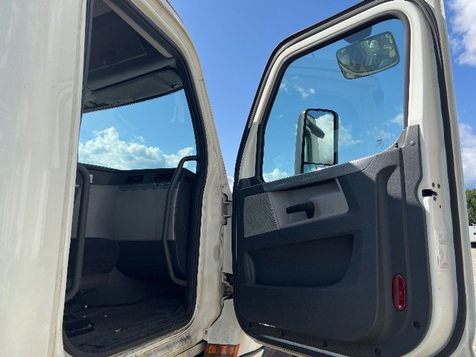 Day Cab Tractor-Heavy Duty Tractors-Freightliner-2019-T12664ST-Pennsauken-NJ-223,797\n\t\tmiles-$ 65,000 - Image 12