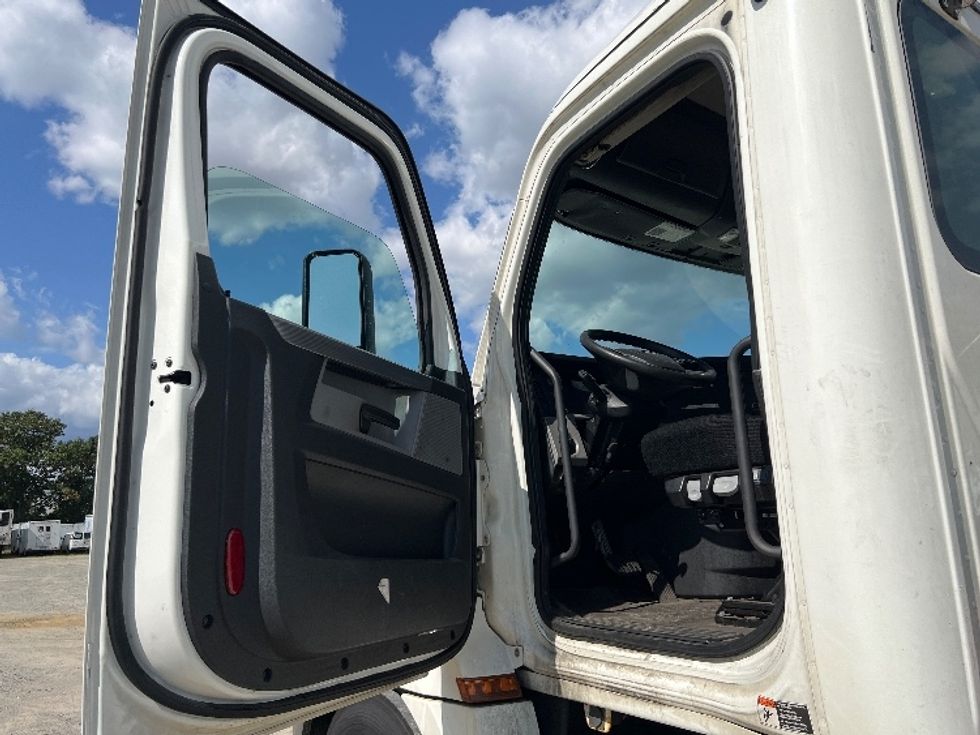 Day Cab Tractor-Heavy Duty Tractors-Freightliner-2019-T12664ST-Pennsauken-NJ-223,797\n\t\tmiles-$ 65,000 - Image 9