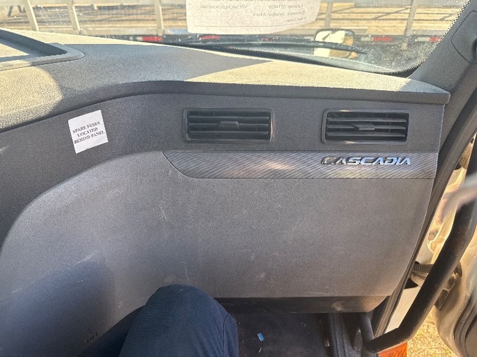 Day Cab Tractor-Heavy Duty Tractors-Freightliner-2019-T12664ST-Pensacola-FL-311,225\n\t\tmiles-$ 49,500 - Image 13