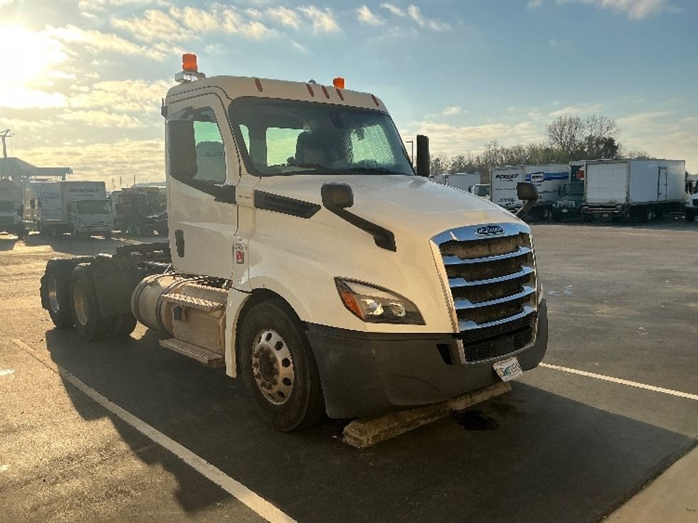 Day Cab Tractor-Heavy Duty Tractors-Freightliner-2019-T12664ST-Pensacola-FL-350,415\n\t\tmiles-$ 48,250 - Image 1