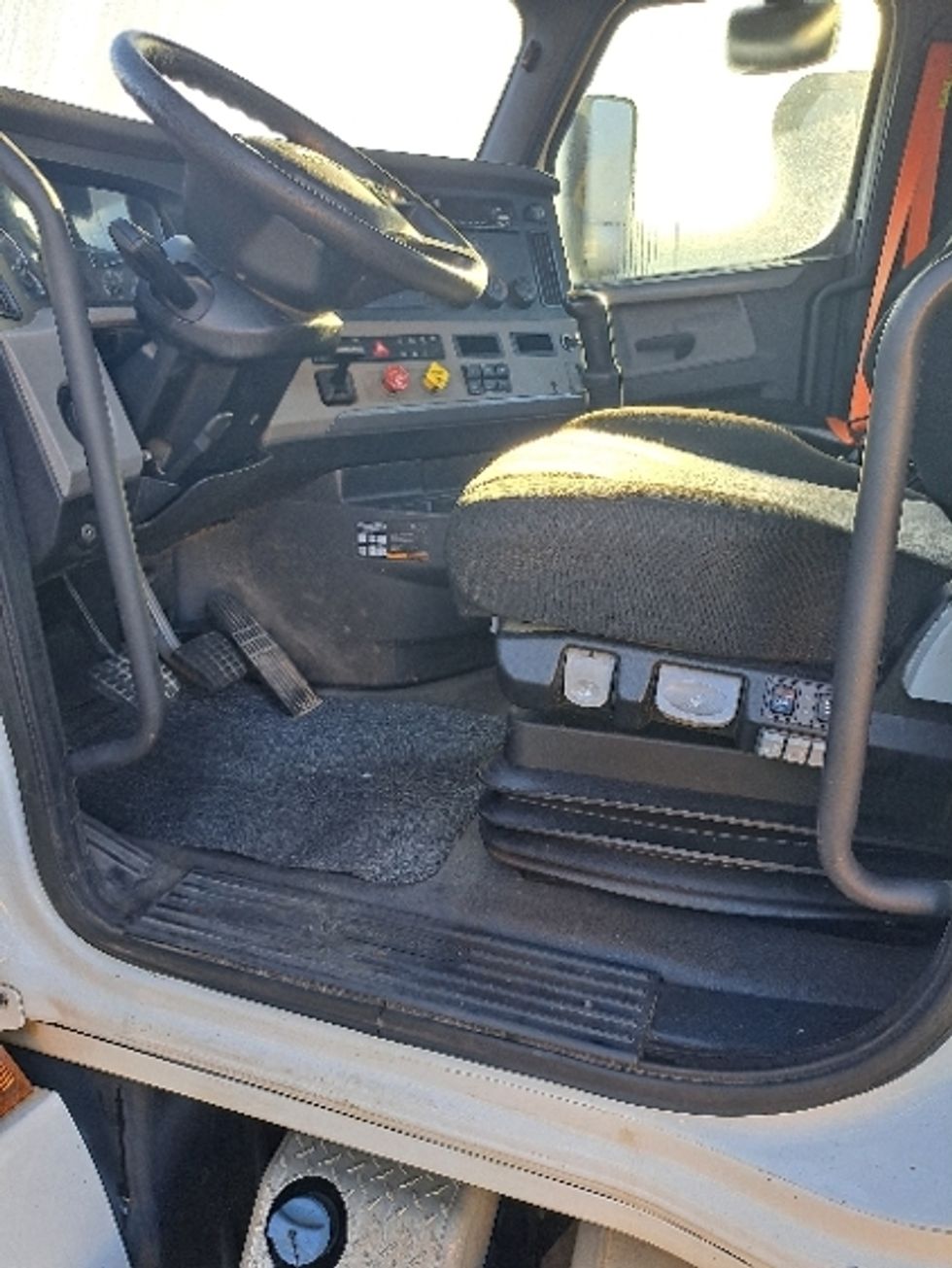 Day Cab Tractor-Heavy Duty Tractors-Freightliner-2019-T12664ST-Pensacola-FL-350,415\n\t\tmiles-$ 48,250 - Image 9