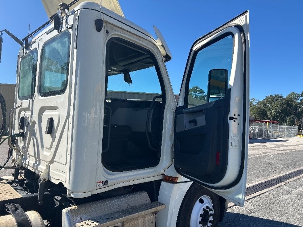 Day Cab Tractor-Heavy Duty Tractors-Freightliner-2019-T12664ST-Pensacola-FL-388,469\n\t\tmiles-$ 45,750 - Image 12