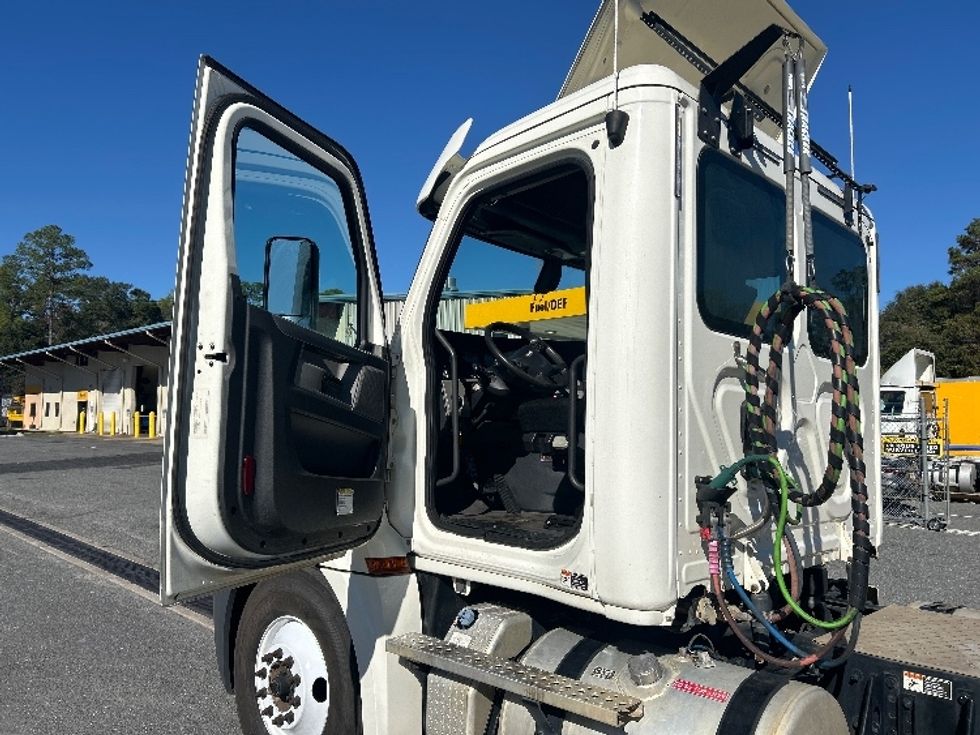 Day Cab Tractor-Heavy Duty Tractors-Freightliner-2019-T12664ST-Pensacola-FL-388,469\n\t\tmiles-$ 45,750 - Image 9