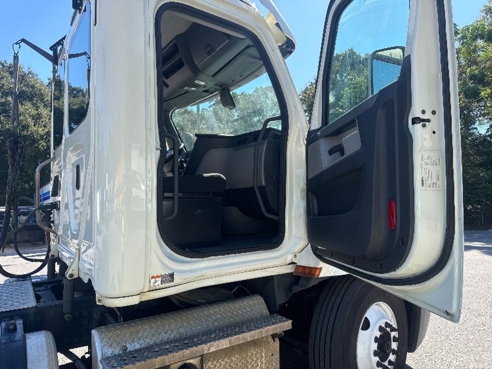 Day Cab Tractor-Heavy Duty Tractors-Freightliner-2019-T12664ST-Pensacola-FL-487,146\n\t\tmiles-$ 40,000 - Image 12