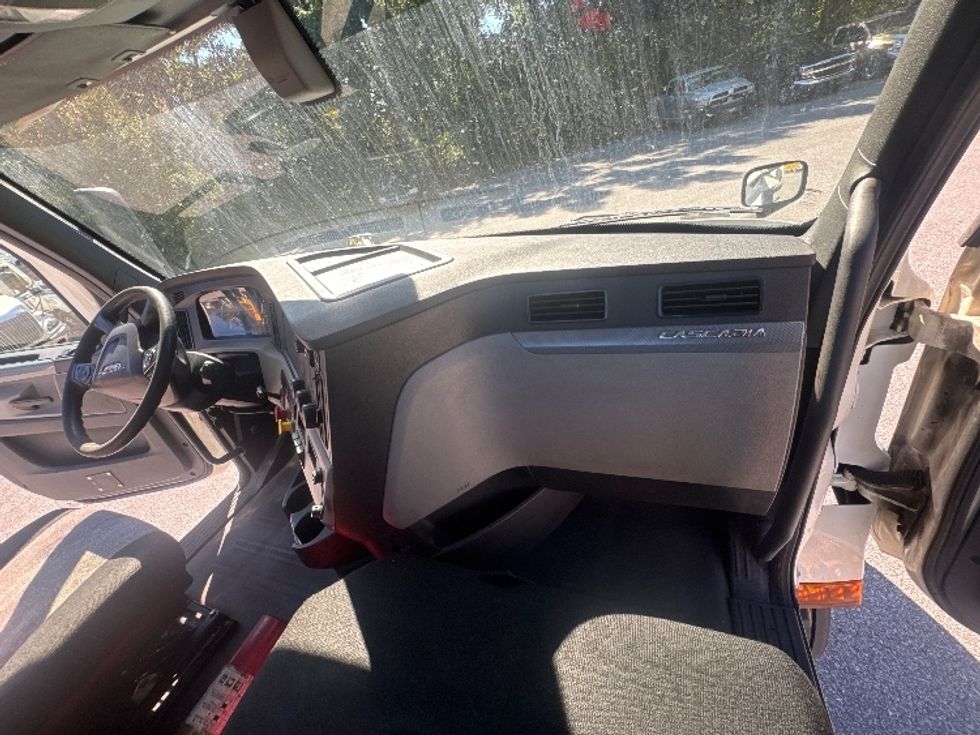 Day Cab Tractor-Heavy Duty Tractors-Freightliner-2019-T12664ST-Pensacola-FL-487,146\n\t\tmiles-$ 40,000 - Image 13