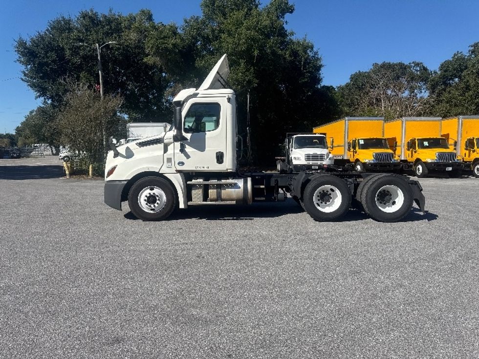 Day Cab Tractor-Heavy Duty Tractors-Freightliner-2019-T12664ST-Pensacola-FL-487,146\n\t\tmiles-$ 40,000 - Image 4