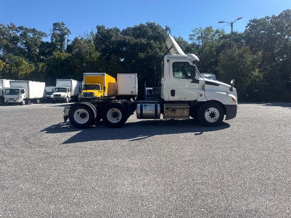Day Cab Tractor-Heavy Duty Tractors-Freightliner-2019-T12664ST-Pensacola-FL-487,146\n\t\tmiles-$ 40,000 - Image 8