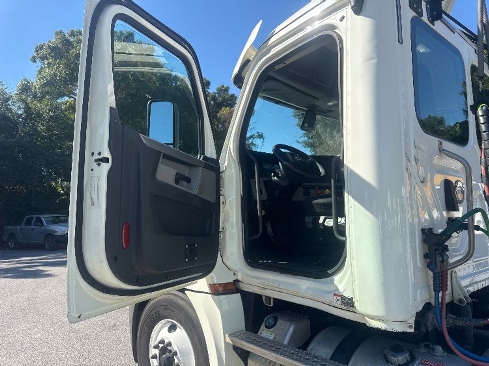 Day Cab Tractor-Heavy Duty Tractors-Freightliner-2019-T12664ST-Pensacola-FL-487,146\n\t\tmiles-$ 40,000 - Image 9