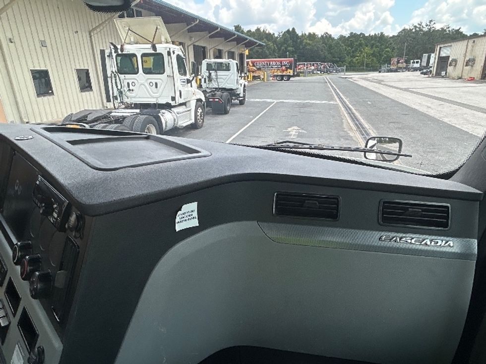 Day Cab Tractor-Heavy Duty Tractors-Freightliner-2019-T12664ST-Pensacola-FL-525,779\n\t\tmiles-$ 38,000 - Image 13