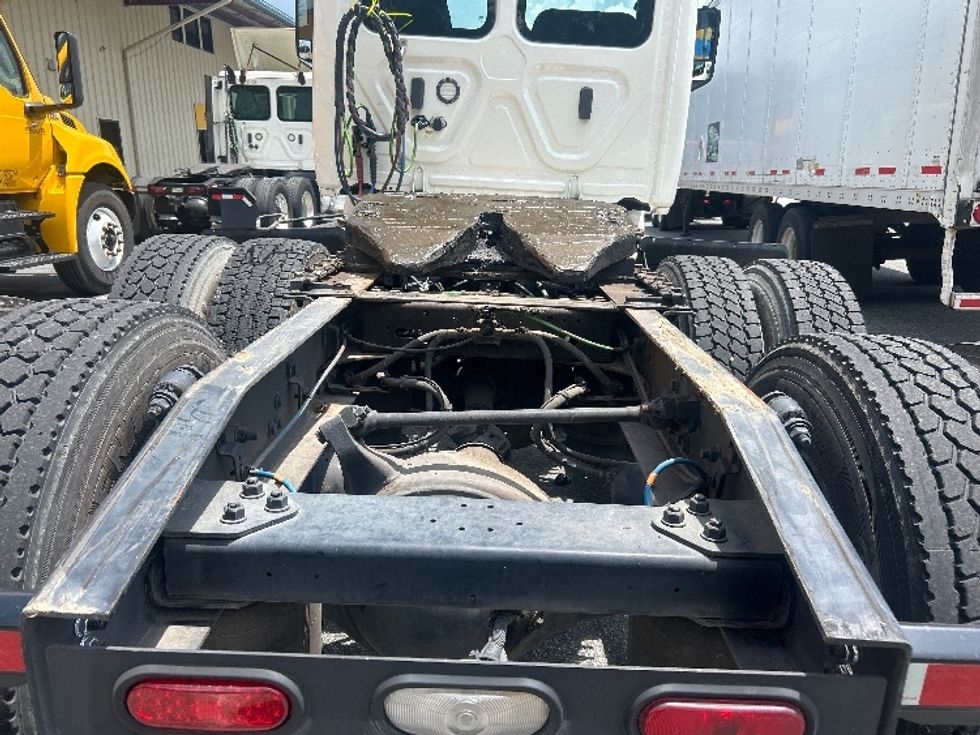 Day Cab Tractor-Heavy Duty Tractors-Freightliner-2019-T12664ST-Pensacola-FL-525,779\n\t\tmiles-$ 38,000 - Image 6
