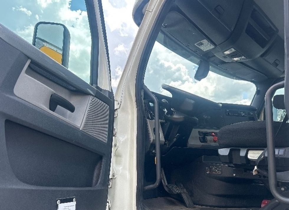 Day Cab Tractor-Heavy Duty Tractors-Freightliner-2019-T12664ST-Pensacola-FL-525,779\n\t\tmiles-$ 38,000 - Image 9