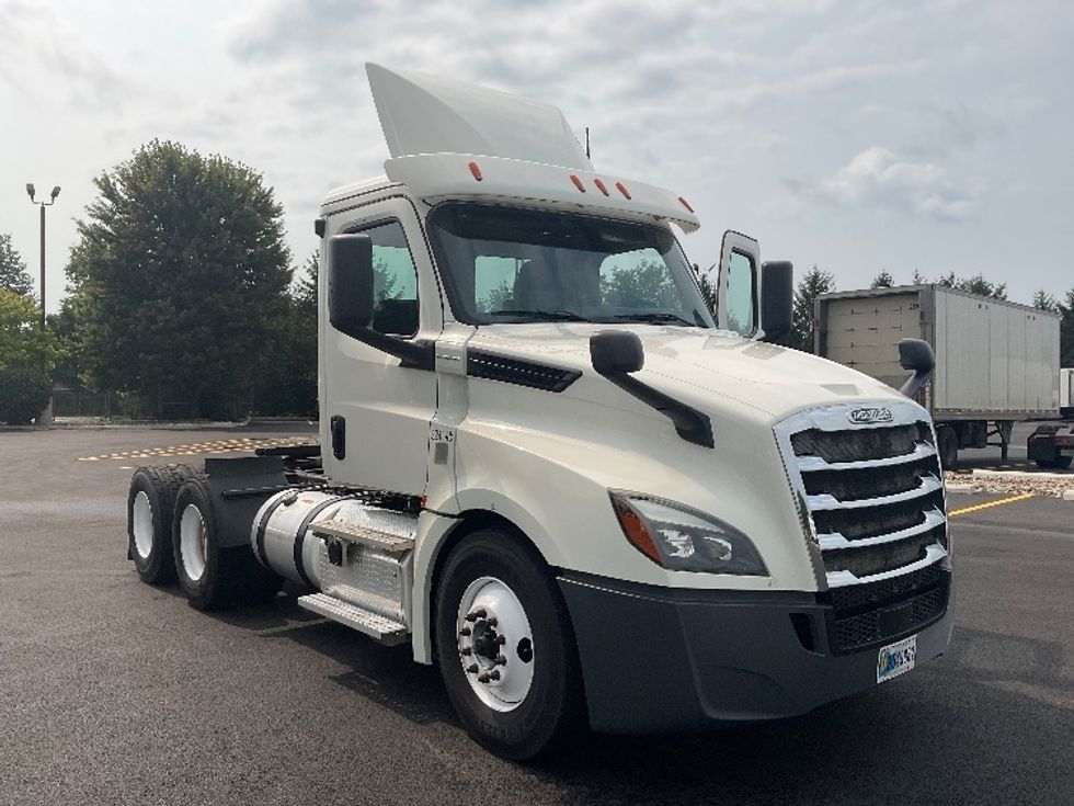 Day Cab Tractor-Heavy Duty Tractors-Freightliner-2019-T12664ST-Perrysburg-OH-485,905\n\t\tmiles-$ 35,250 - Image 1
