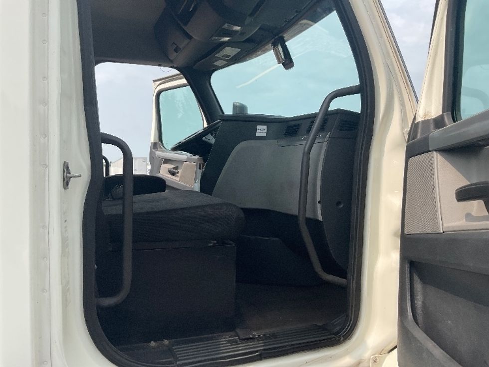 Day Cab Tractor-Heavy Duty Tractors-Freightliner-2019-T12664ST-Perrysburg-OH-485,905\n\t\tmiles-$ 35,250 - Image 12