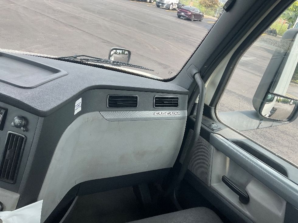 Day Cab Tractor-Heavy Duty Tractors-Freightliner-2019-T12664ST-Perrysburg-OH-485,905\n\t\tmiles-$ 35,250 - Image 13