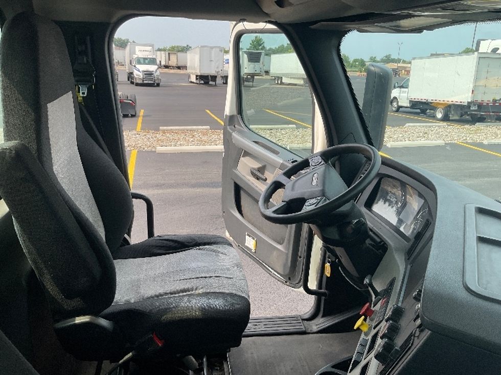Day Cab Tractor-Heavy Duty Tractors-Freightliner-2019-T12664ST-Perrysburg-OH-485,905\n\t\tmiles-$ 35,250 - Image 14
