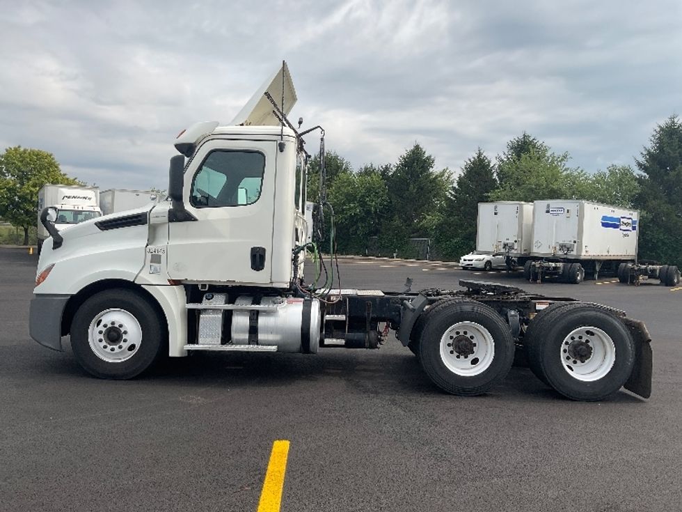 Day Cab Tractor-Heavy Duty Tractors-Freightliner-2019-T12664ST-Perrysburg-OH-485,905\n\t\tmiles-$ 35,250 - Image 4