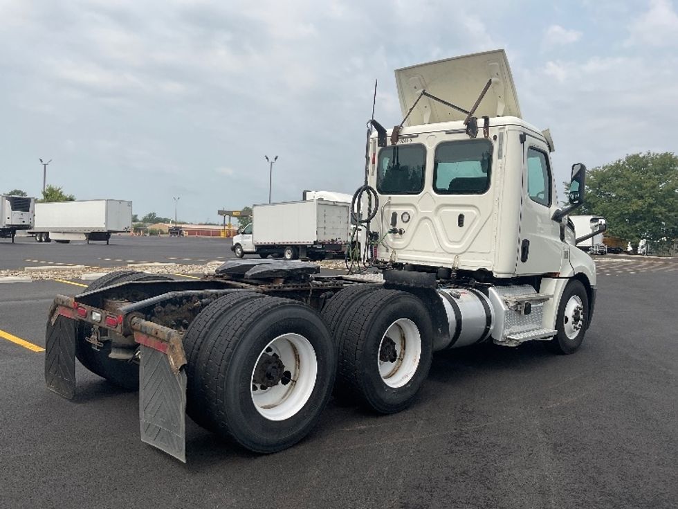 Day Cab Tractor-Heavy Duty Tractors-Freightliner-2019-T12664ST-Perrysburg-OH-485,905\n\t\tmiles-$ 35,250 - Image 7