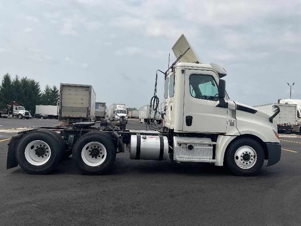 Day Cab Tractor-Heavy Duty Tractors-Freightliner-2019-T12664ST-Perrysburg-OH-485,905\n\t\tmiles-$ 35,250 - Image 8