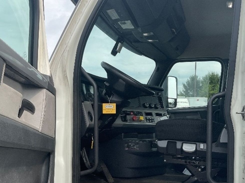 Day Cab Tractor-Heavy Duty Tractors-Freightliner-2019-T12664ST-Perrysburg-OH-485,905\n\t\tmiles-$ 35,250 - Image 9