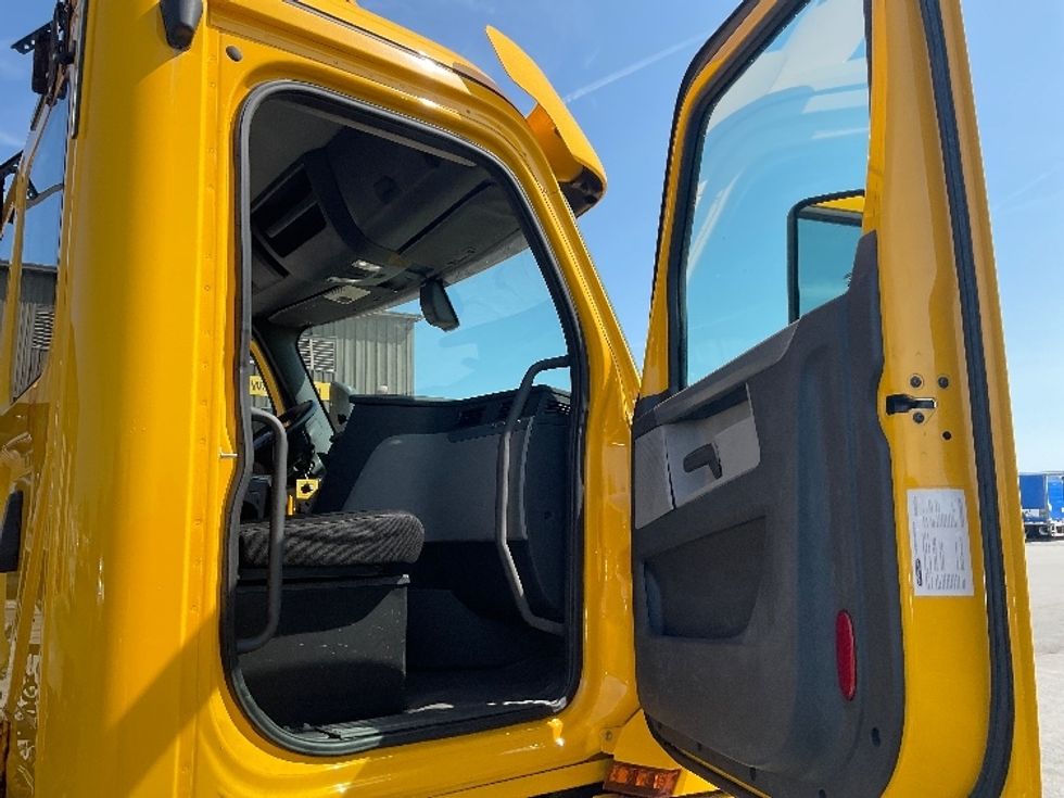 Day Cab Tractor-Heavy Duty Tractors-Freightliner-2019-T12664ST-Perrysburg-OH-529,145\n\t\tmiles-$ 32,500 - Image 12
