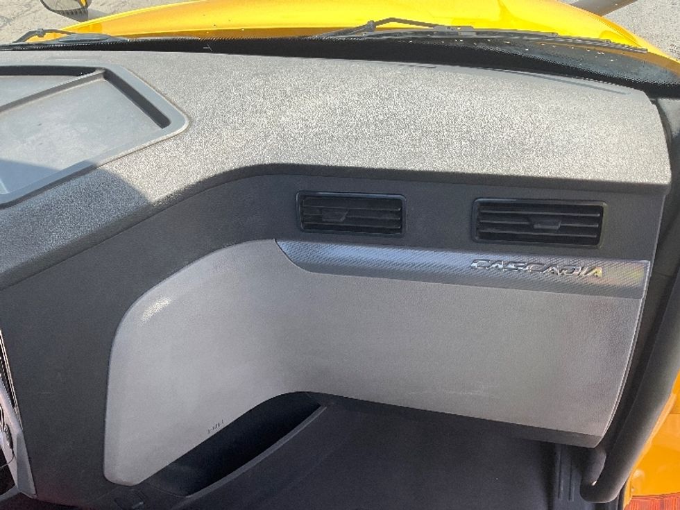 Day Cab Tractor-Heavy Duty Tractors-Freightliner-2019-T12664ST-Perrysburg-OH-529,145\n\t\tmiles-$ 32,500 - Image 13