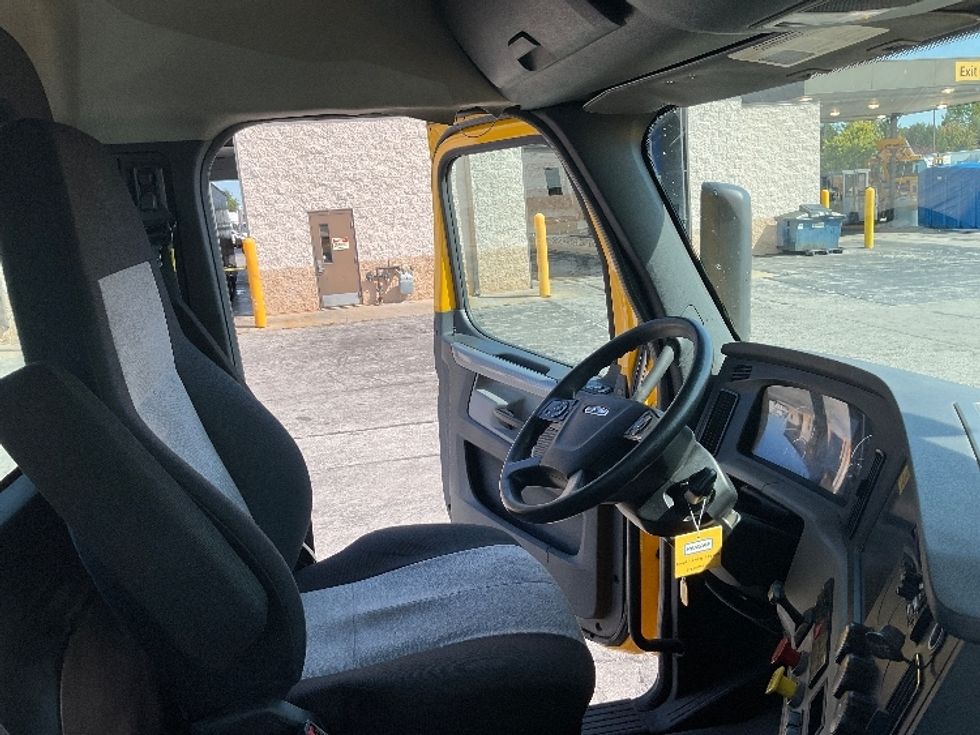 Day Cab Tractor-Heavy Duty Tractors-Freightliner-2019-T12664ST-Perrysburg-OH-529,145\n\t\tmiles-$ 32,500 - Image 14