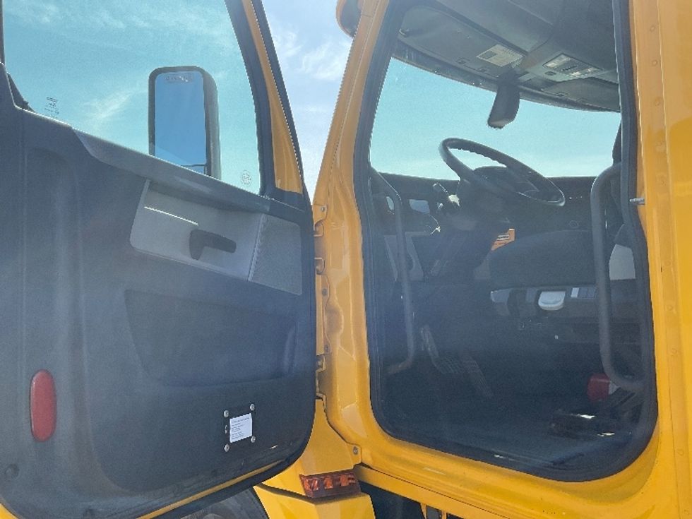 Day Cab Tractor-Heavy Duty Tractors-Freightliner-2019-T12664ST-Perrysburg-OH-529,145\n\t\tmiles-$ 32,500 - Image 9