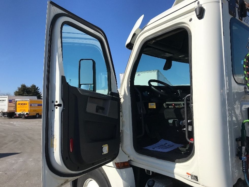 Day Cab Tractor-Heavy Duty Tractors-Freightliner-2019-T12664ST-Pewaukee-WI-351,683\n\t\tmiles-$ 59,500 - Image 9