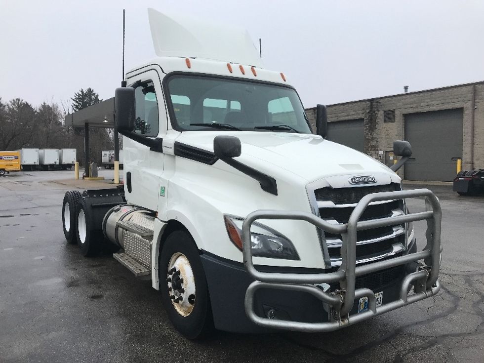 Day Cab Tractor-Heavy Duty Tractors-Freightliner-2019-T12664ST-Pewaukee-WI-490,893\n\t\tmiles-$ 34,500 - Image 1