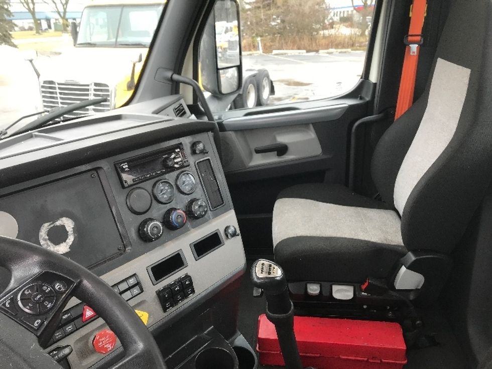 Day Cab Tractor-Heavy Duty Tractors-Freightliner-2019-T12664ST-Pewaukee-WI-490,893\n\t\tmiles-$ 34,500 - Image 10