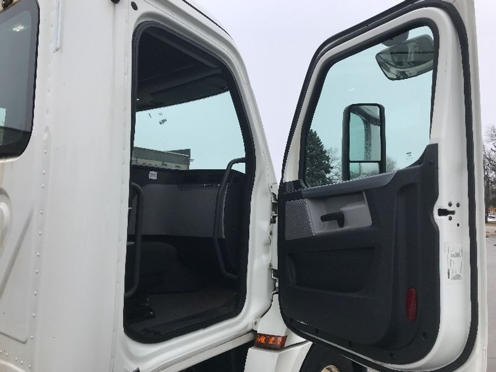 Day Cab Tractor-Heavy Duty Tractors-Freightliner-2019-T12664ST-Pewaukee-WI-490,893\n\t\tmiles-$ 34,500 - Image 12